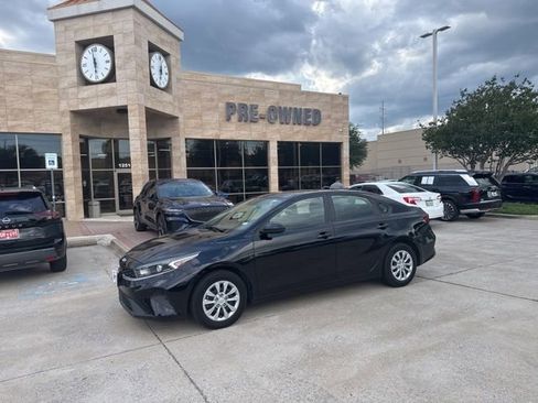 Certified 2022 Kia Forte Sedan FWD image 2