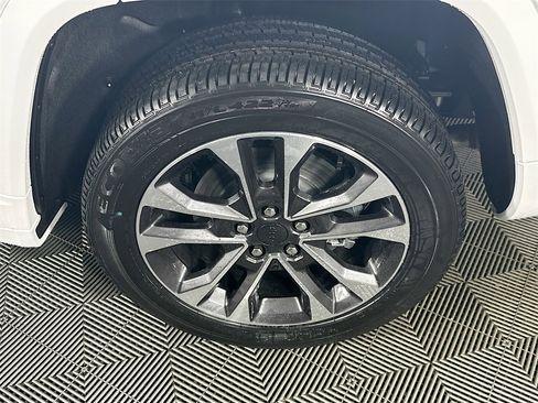 New 2025 Jeep Grand Cherokee L Overland image 17