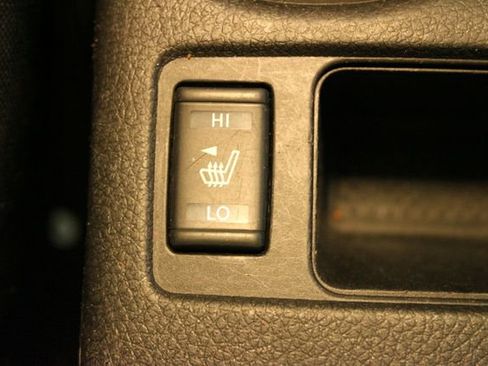 Used 2018 Nissan Rogue SV image 26