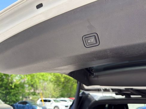 Used 2023 Chevrolet Suburban Premier RWD image 9