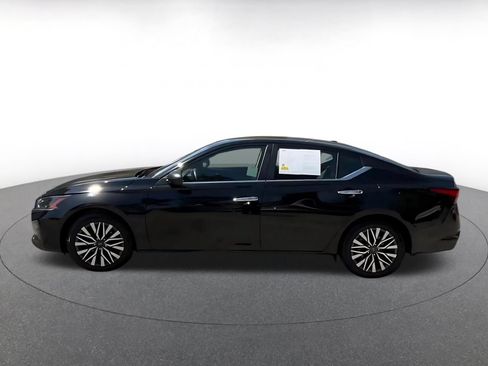 Used 2025 Nissan Altima 2.5 SV FWD image 8