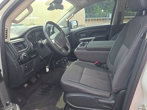 Used 2022 Nissan Titan SV RWD image 6