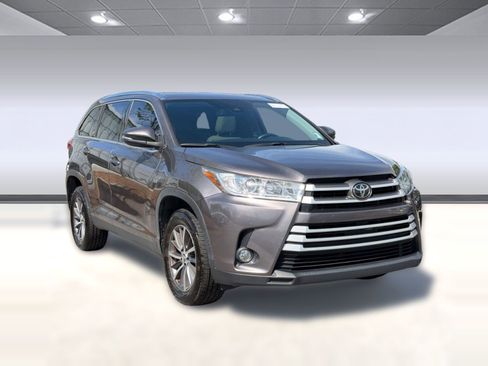 Used 2019 Toyota Highlander XLE FWD image 7