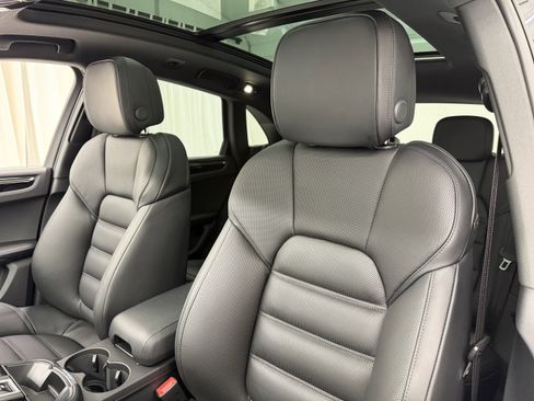 Certified 2026 Porsche Macan AWD/4WD image 33