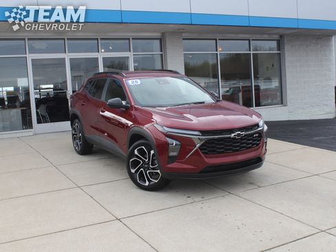 Used 2025 Chevrolet Trax RS w/ Driver Confidence Package FWD image 2