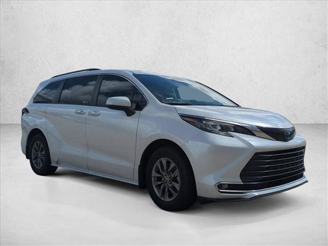 Used 2024 Toyota Sienna XLE FWD image 3