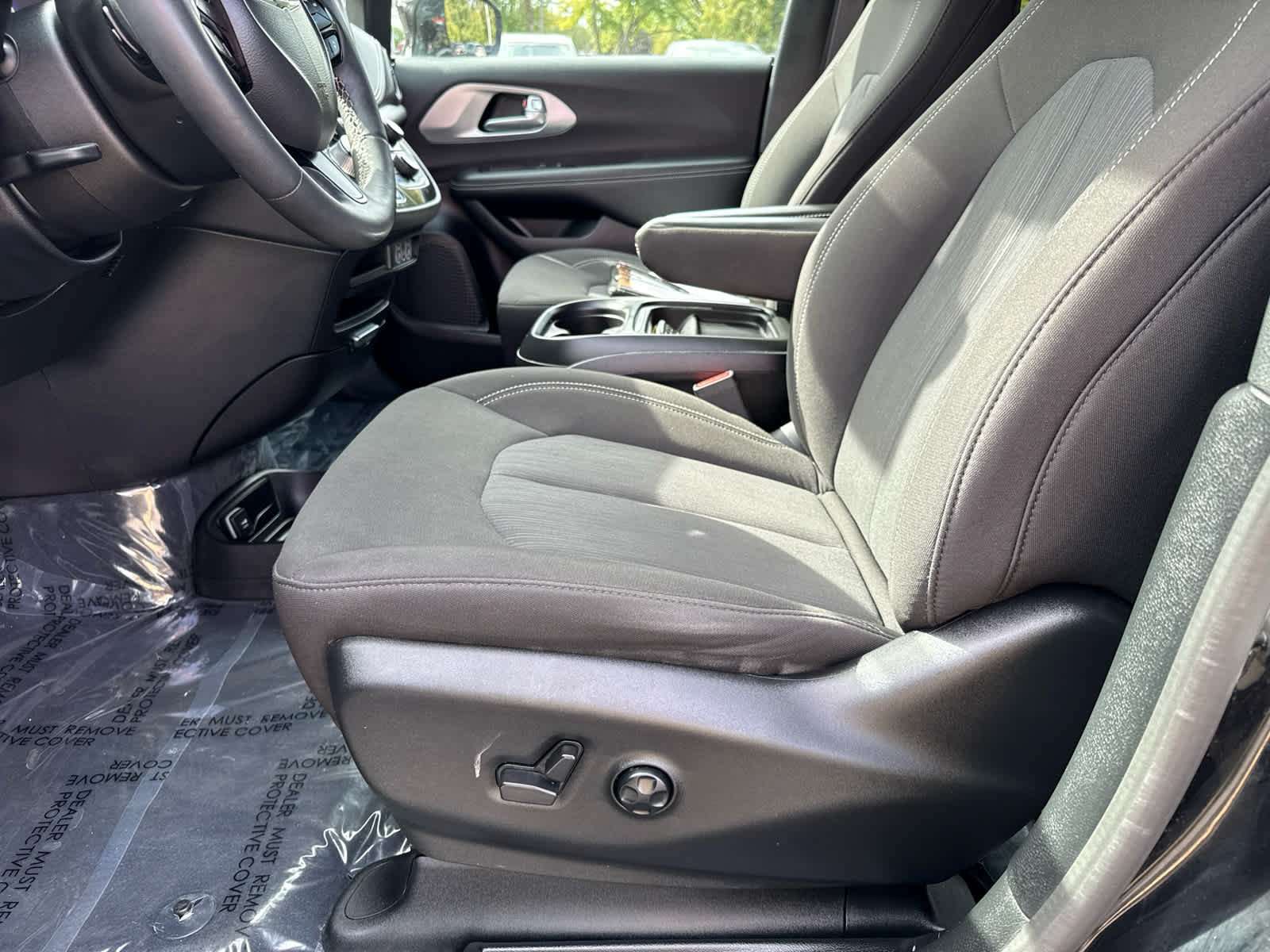 Used 2024 Chrysler Pacifica Touring FWD image 11