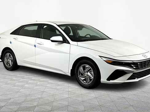 New 2026 Hyundai Elantra SE FWD image 3
