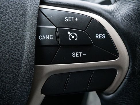 Used 2015 Jeep Cherokee Latitude w/ Cold Weather Group image 18