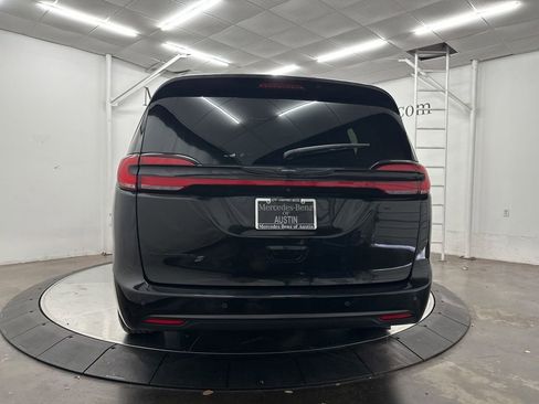 Used 2021 Chrysler Pacifica Touring-L w/ Uconnect Theater Family Group FWD image 6