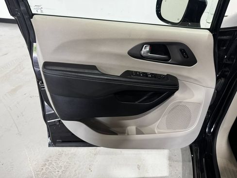 Used 2024 Chrysler Pacifica Touring-L FWD image 16