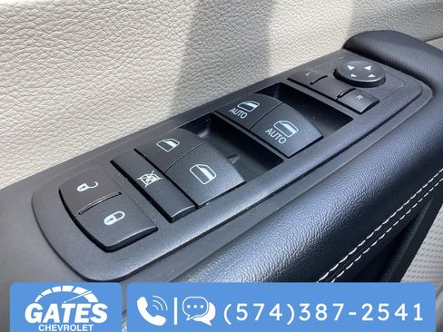 Used 2024 Chrysler Pacifica Touring-L FWD image 28