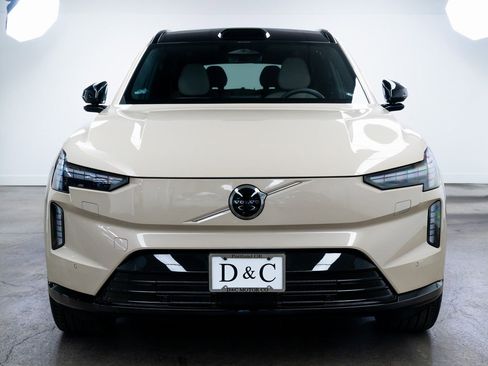 Used 2025 Volvo EX90 Plus image 2