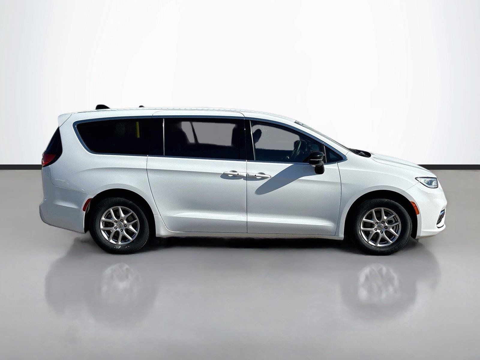 Certified 2025 Chrysler Pacifica Select FWD image 17