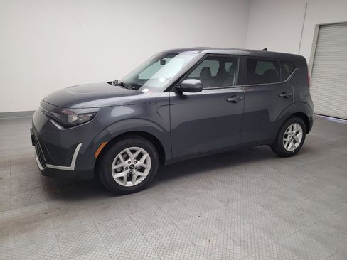 Used 2025 Kia Soul LX image 2