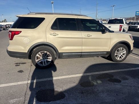 Used 2018 Ford Explorer XLT w/ Equipment Group 202A image 11