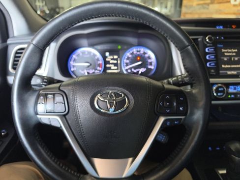 Used 2018 Toyota Highlander Limited Platinum AWD/4WD image 8