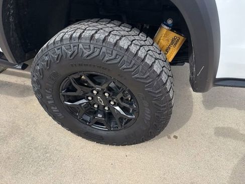 Used 2025 Chevrolet Colorado ZR2 w/ Midnight Edition AWD/4WD image 17