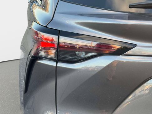 Certified 2023 Toyota Sienna LE image 9