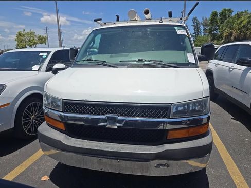 Used 2017 Chevrolet Express 2500 Extended RWD image 2