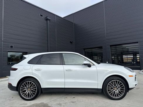 Used 2022 Porsche Cayenne Platinum Edition image 9