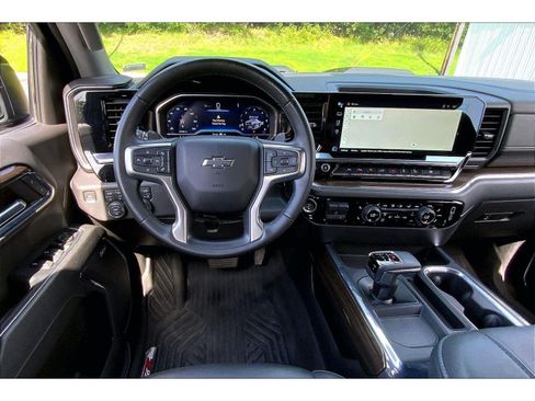 Used 2024 Chevrolet Silverado 1500 LT Trail Boss w/ LT Trail Boss Premium Package AWD/4WD image 5