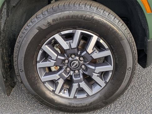 Used 2025 Nissan Frontier SL image 11