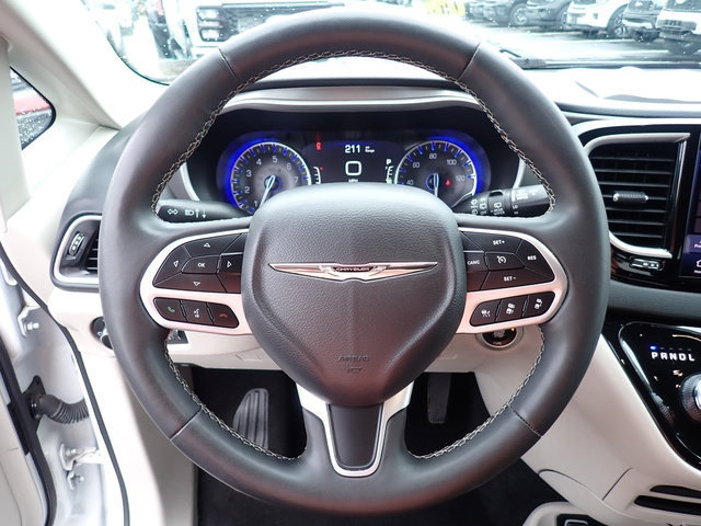 Used 2023 Chrysler Pacifica Touring-L FWD image 24
