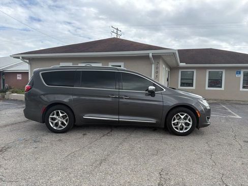 Used 2020 Chrysler Pacifica Limited image 6