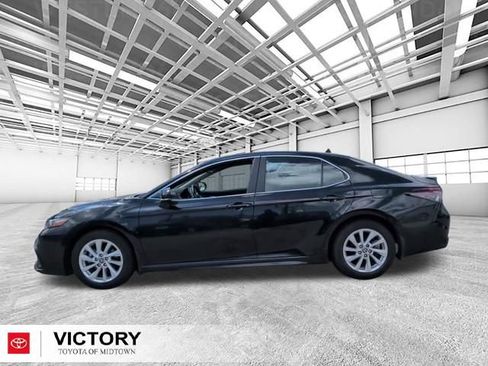 Used 2023 Toyota Camry SE FWD image 5