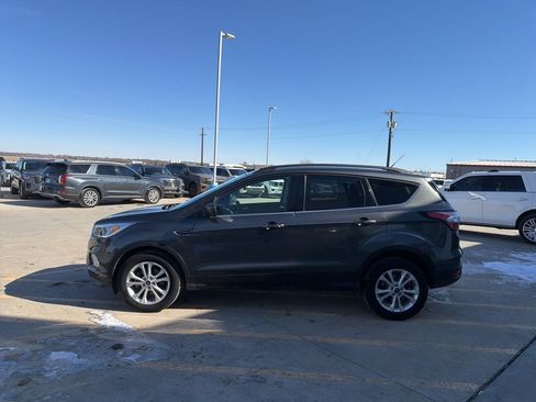 Used 2018 Ford Escape SE image 4