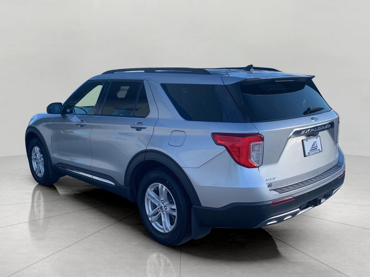 Used 2021 Ford Explorer XLT w/ Equipment Group 202A AWD/4WD image 5