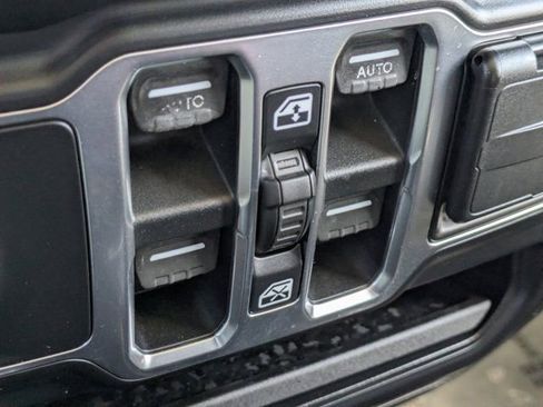 Used 2018 Jeep Wrangler Unlimited Sahara image 20