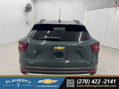 Used 2025 Chevrolet Trax LT FWD image 4