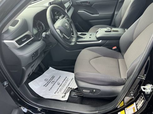 Used 2023 Toyota Highlander LE FWD image 16