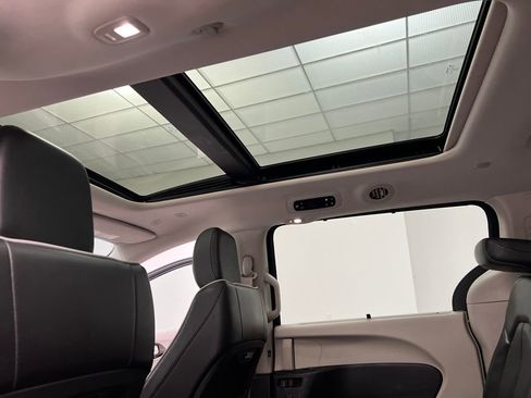 Used 2024 Chrysler Pacifica Limited FWD image 48