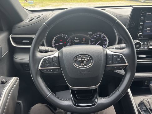 Used 2022 Toyota Highlander XSE FWD image 17