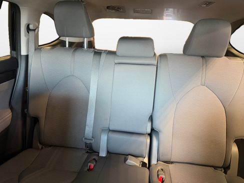 Used 2021 Toyota Highlander LE AWD/4WD image 15
