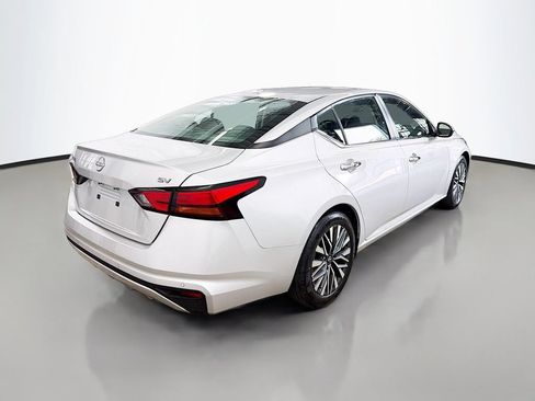 Used 2024 Nissan Altima 2.5 SV FWD image 9