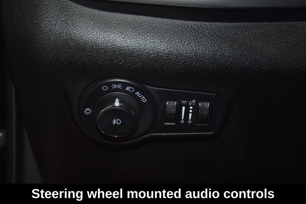 Used 2025 Jeep Compass Latitude w/ Sun & Sound Group AWD/4WD image 14