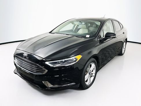 Used 2018 Ford Fusion SE w/ Fusion SE Technology Package FWD image 3