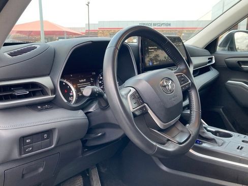 Certified 2024 Toyota Highlander XLE image 9