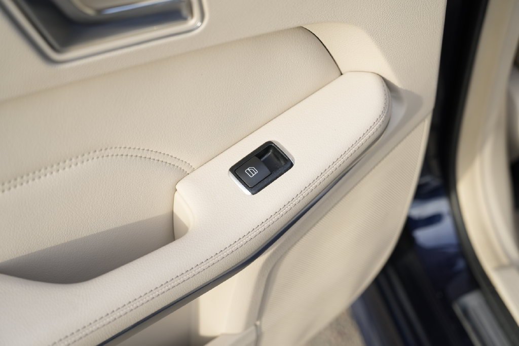 Used 2016 Mercedes-Benz E 350 4MATIC Sedan image 31