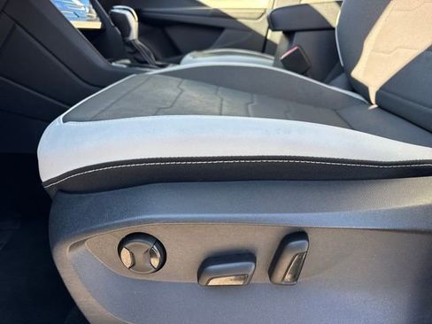 Used 2025 Volkswagen Taos SE image 12