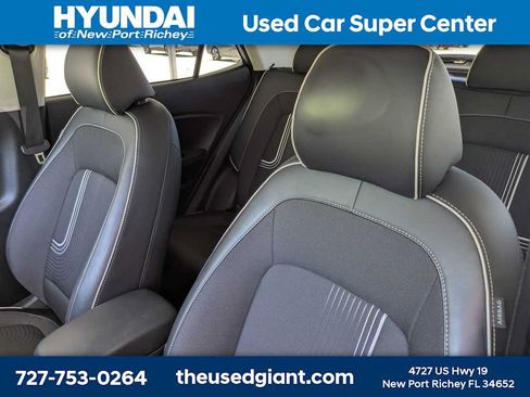Certified 2022 Hyundai Venue Limited FWD image 7