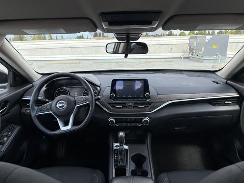 Used 2025 Nissan Altima 2.5 SV FWD image 32
