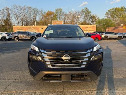 Used 2024 Nissan Rogue SV w/ SV Premium Package image 2