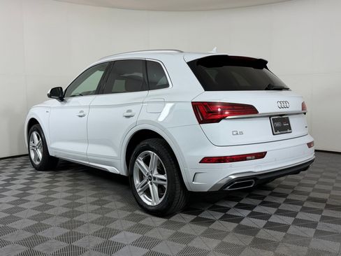 Used 2024 Audi Q5 e Premium w/ Convenience Package image 3