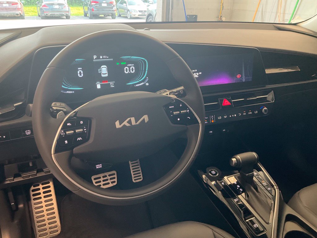 Used 2025 Kia Niro EX Touring FWD image 14