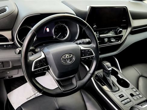 Used 2023 Toyota Highlander XLE AWD/4WD image 25